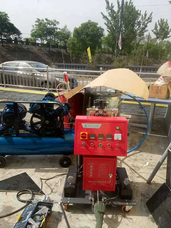 啤酒罐聚氨酯發(fā)泡填充夾層澆注噴涂機(jī)